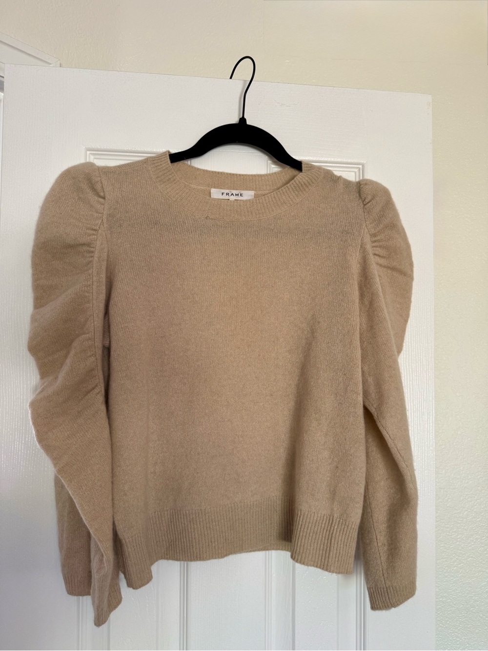 Frame Women’s Shirred Sleeve Sweater in Vanilla